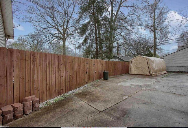Building Photo - 736 Gardenia Ave