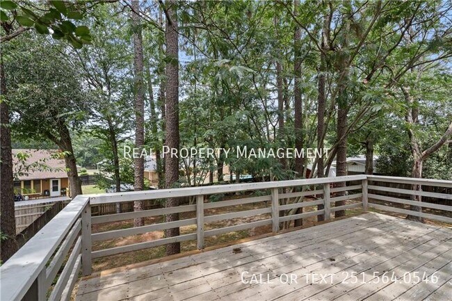 Building Photo - 2004 Pine Needle Dr E