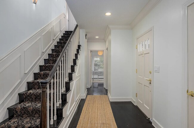 Building Photo - Experience the Charm of a Portland Heights...
