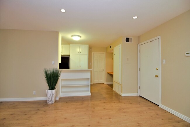 Building Photo - 1 Bedroom Condo For Lease in Fullerton