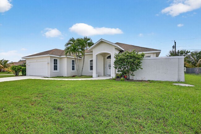 Building Photo - Large and Clean home on a corner lot. 3 Be...