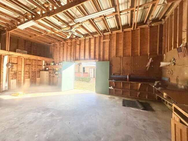 Building Photo - 284 CR 202 E