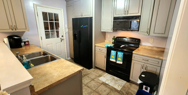 Building Photo - 912 Kennesaw Dr