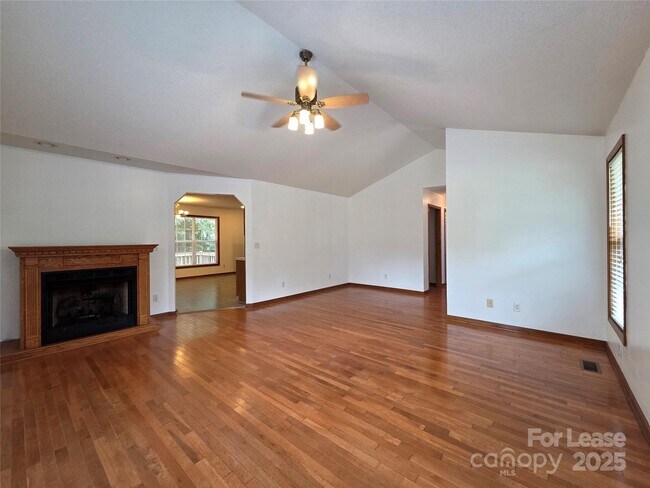Building Photo - 4641 Hickory Grove Rd