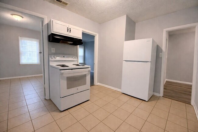 Building Photo - 2012 Enolam Blvd SE