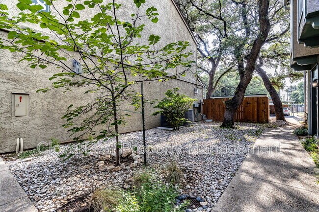 Building Photo - 3678 Hidden Dr