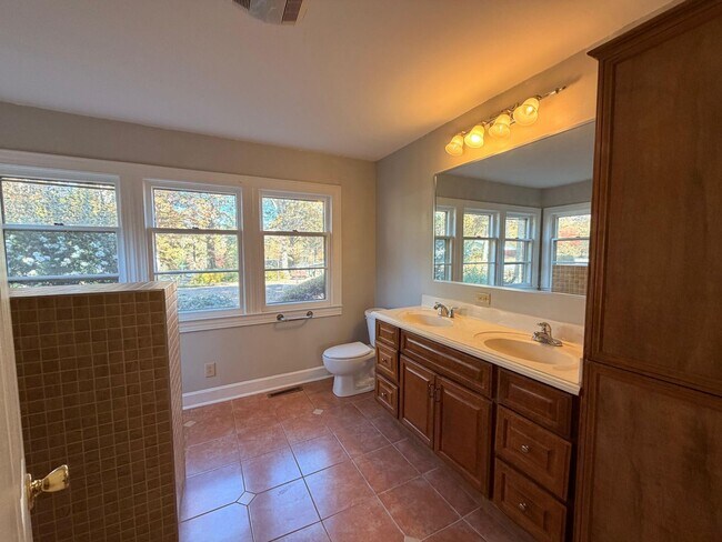 Building Photo - AVAILABLE NOW!