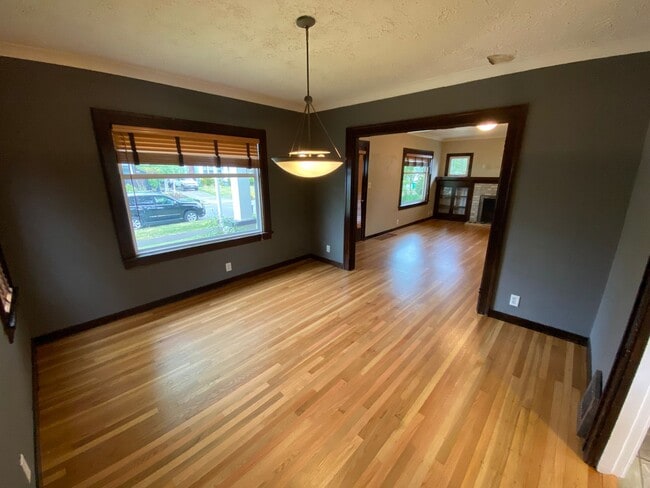 Building Photo - Arbor Lodge Bungalow!