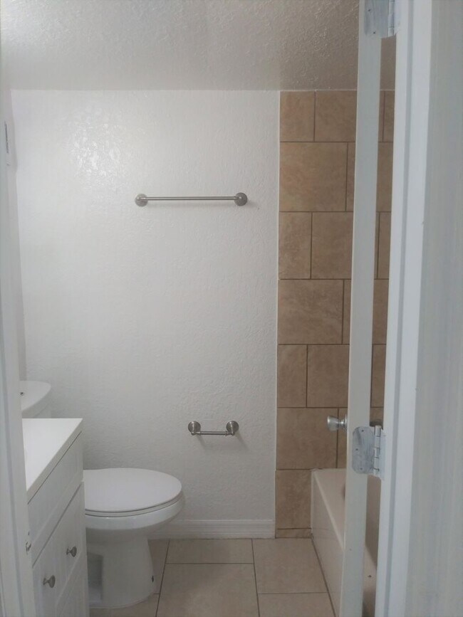 Building Photo - 1 Bedroom Apartment in Arlington Square Garden!