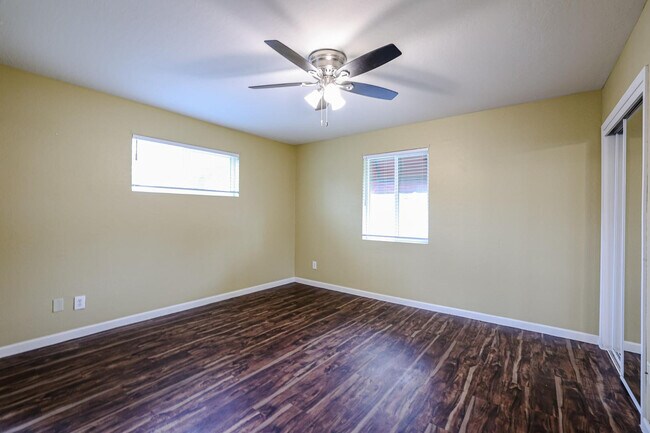 Building Photo - 1005 E Cavalier Dr