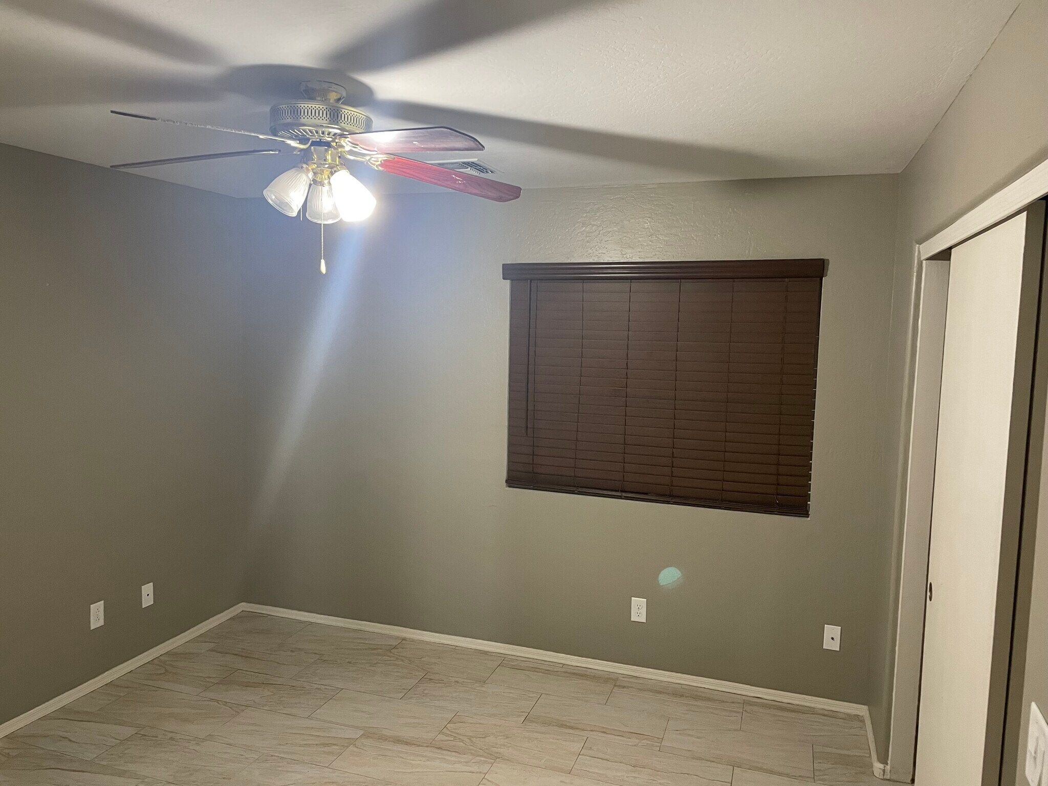 Building Photo - 1347 E 10th Pl