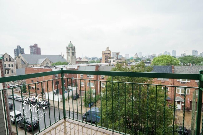 Building Photo - 52 Monitor St