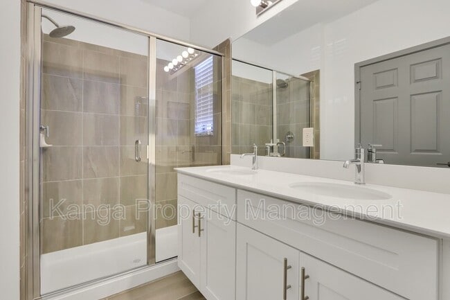 Building Photo - 600 NE 14th Ct