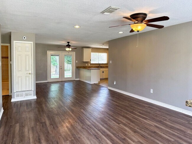Building Photo - 3 Bedroom / 2 Bath / 2 Car Garage