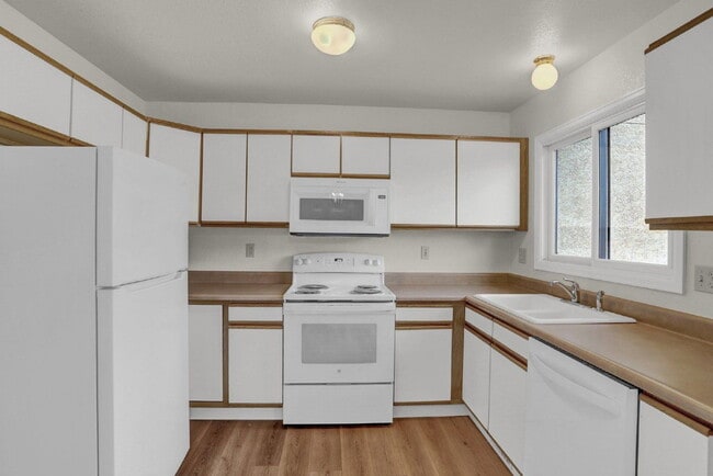 Building Photo - 6925 Yellowpine Dr