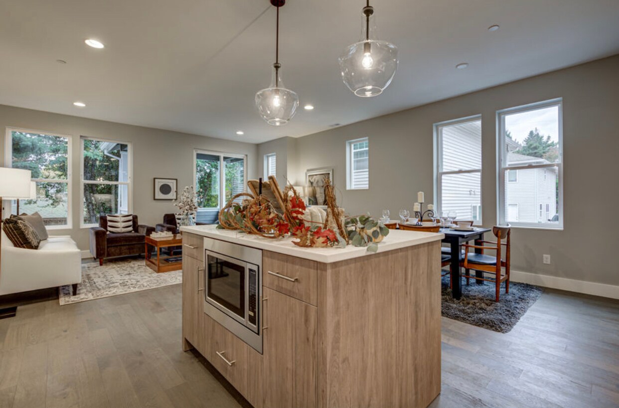 Building Photo - 6049 NE Flanders St