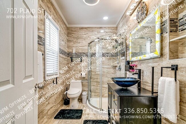 Building Photo - 702 Plaid St