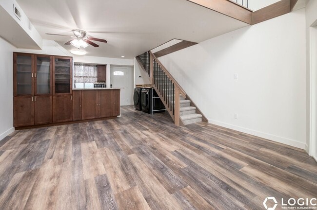 Building Photo - Stunning Townhome in Amazing Location!!