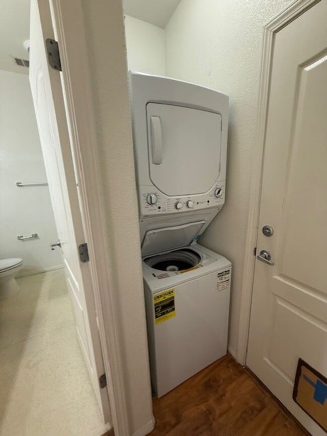 Building Photo - 2 Bedroom 2 Bath Contact Property Pros Pro...