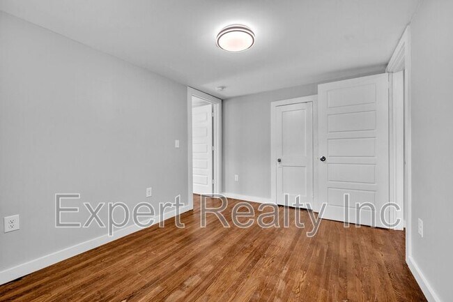 Building Photo - 546 55th St