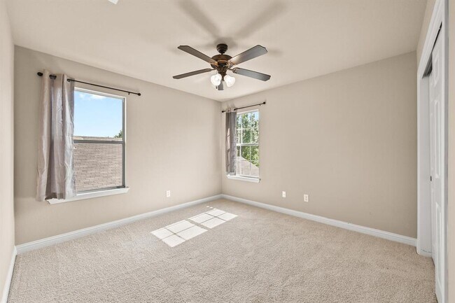 Building Photo - 808 Middle Creek Dr
