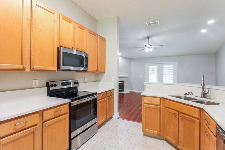 Building Photo - 717 S Lake Cunningham Ave