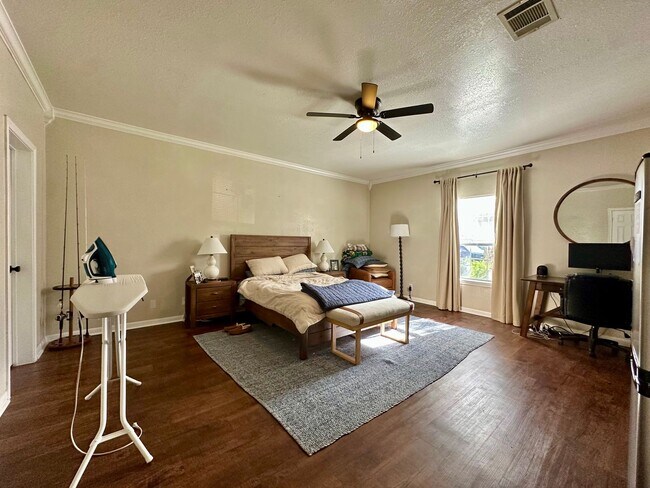 Building Photo - Spacious 4/2 Walking Distance to Baylor Ca...