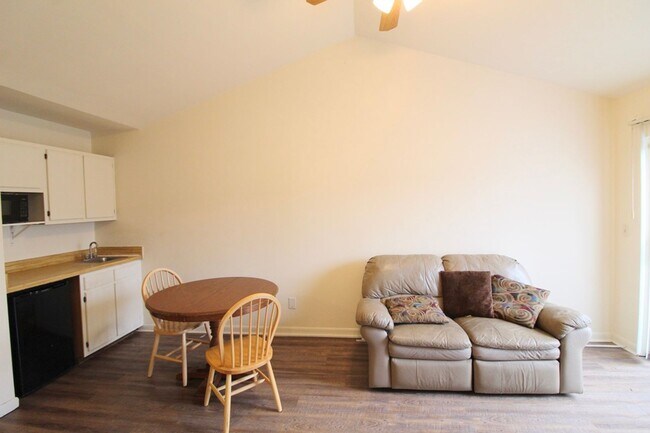 Building Photo - 1466 Bradley Dr