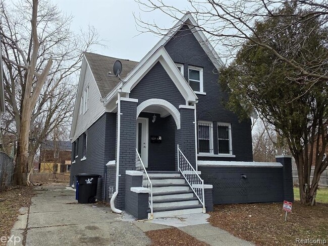 Building Photo - 5217 Lakeview St