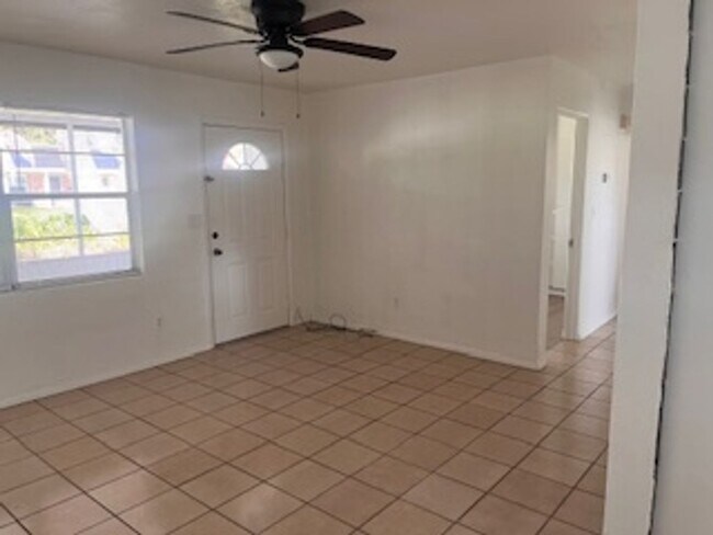 Building Photo - 1905 E Linda St