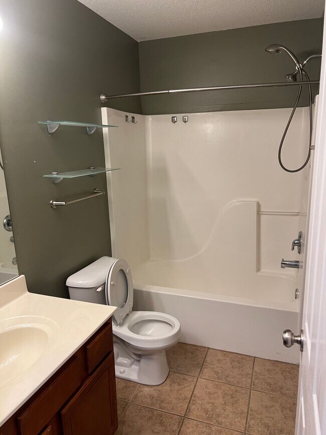 Building Photo - 4 bedroom, 2 bathroom, car garage townhouse