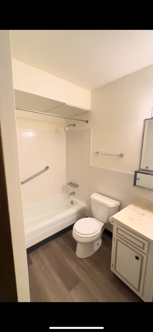 Building Photo - Spacious 2-Bedroom Apartment