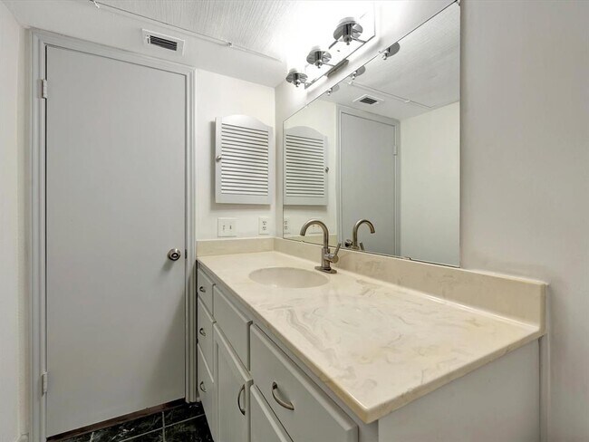 Building Photo - 1601 S Shepherd Dr
