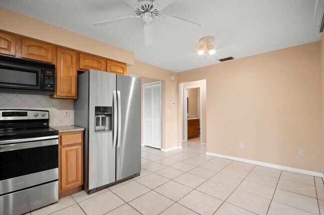 Building Photo - Beautiful 2-bedroom, 2-bathroom apartment, perfectly located in Cape Coral