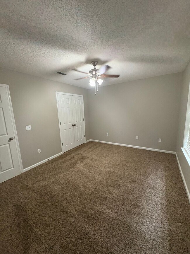 Building Photo - Hampton Place!