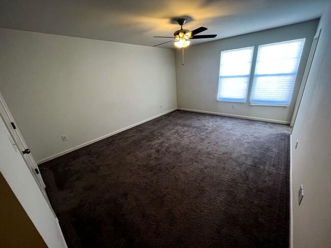 Building Photo - Beautiful 3 bedroom, 2 1/2 bathroom home i...