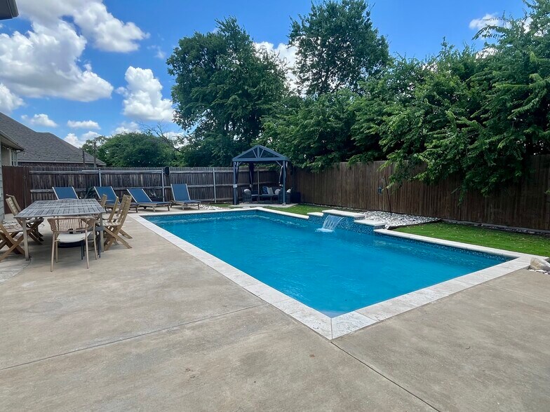 Building Photo - 2432 Whispering Pines Dr