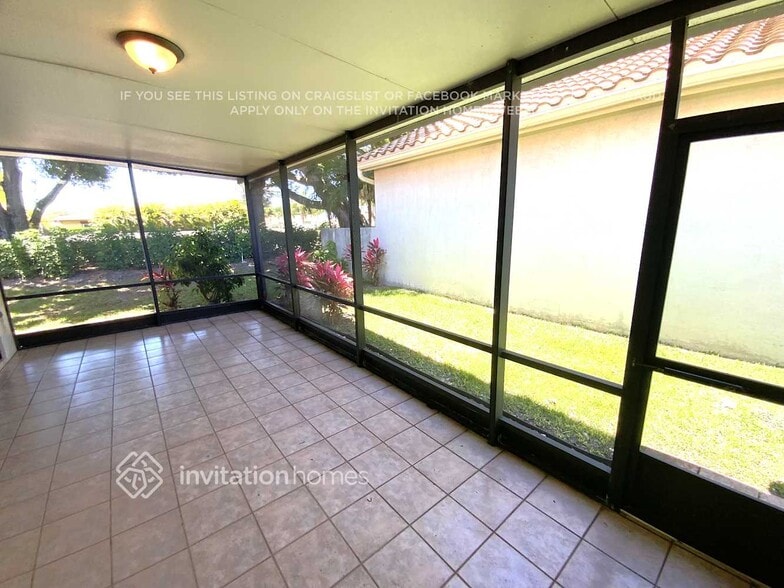 Building Photo - 10213 Lexington Lakes Blvd N