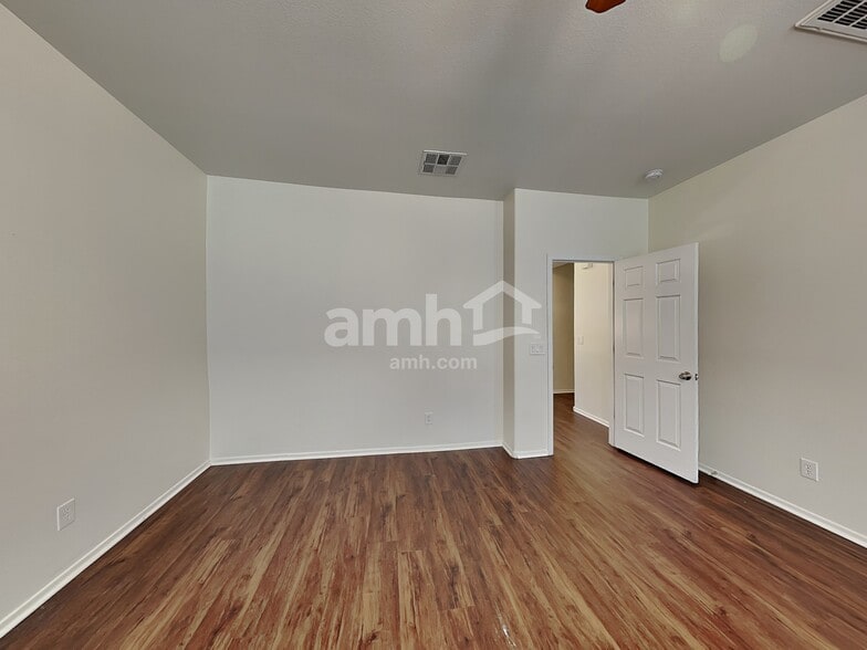 Building Photo - 6211 S Pearl Dr