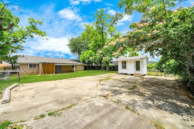 Building Photo - 811 Hillcrest Dr