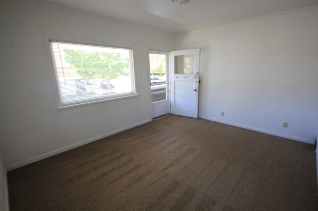 Building Photo - 3 Bed/1 Bath House, super close to BYU cam...
