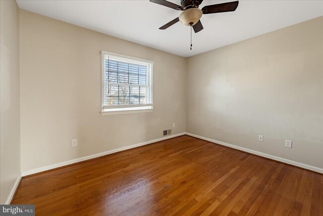 Building Photo - 641 W Country Club Dr