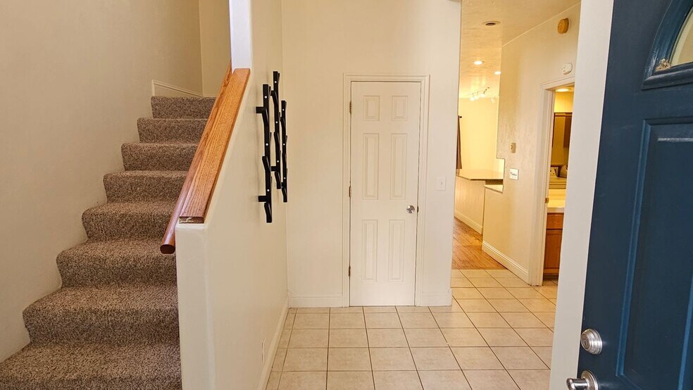 Building Photo - 910 Powder Valley Rd