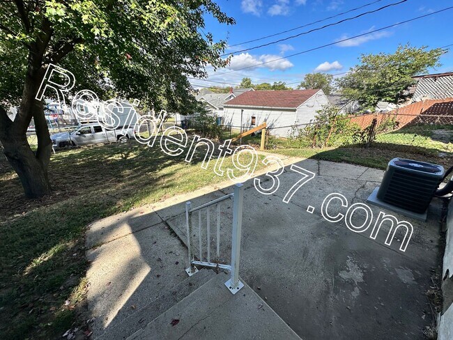 Building Photo - Updated 2 Bed 1 Bath home