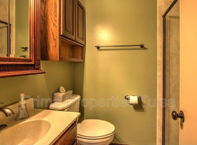 Building Photo - 156 E 57th Pl