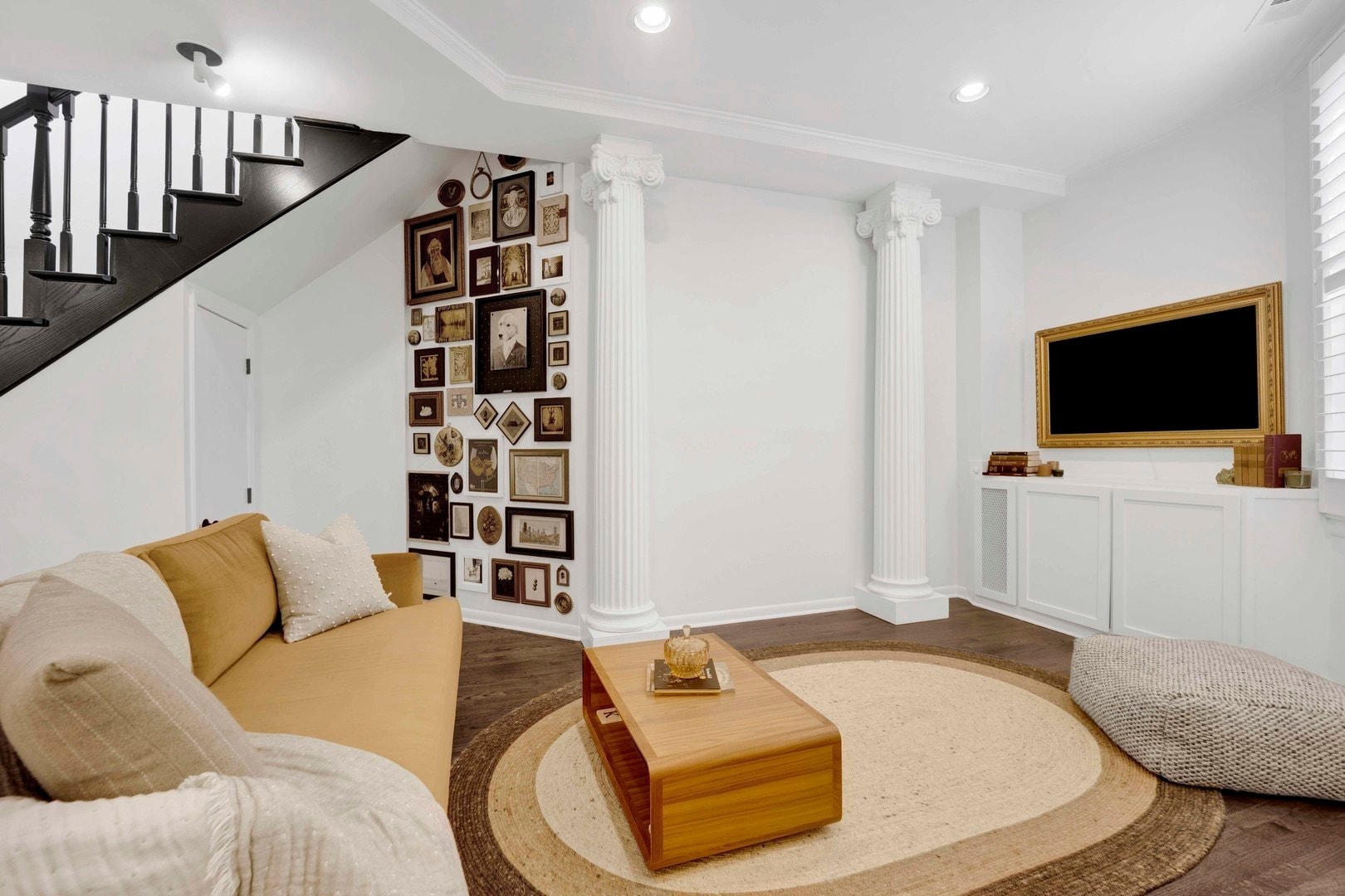 Living room - 223 W Wisconsin St