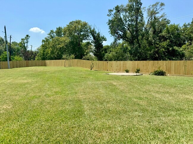 Building Photo - 202 Almond Dr