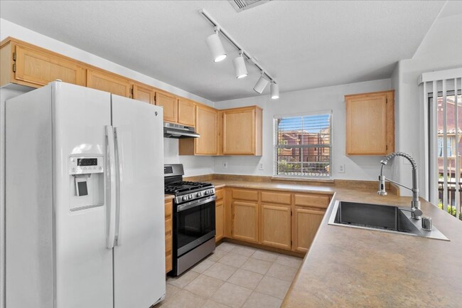 Building Photo - 2 Bedroom Condo Available in September!