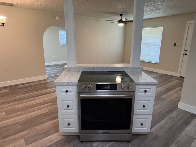 Building Photo - 3 Bedroom/1 Bathroom Single Family Home