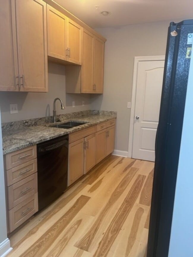 Building Photo - 3 Bedroom Condo in Desireable Dilworth!